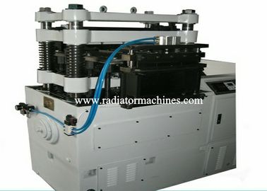 Sellando la aleta de aluminio del radiador trabaje a máquina la aleta plana 500m m máximos de 120 SPM anchos