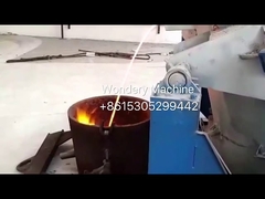 Fuego de fusión de cobre metálico a gas a 1250 grados Celsius