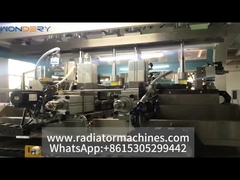 Se está probando una máquina de acoplamiento del tanque de plástico del radiador